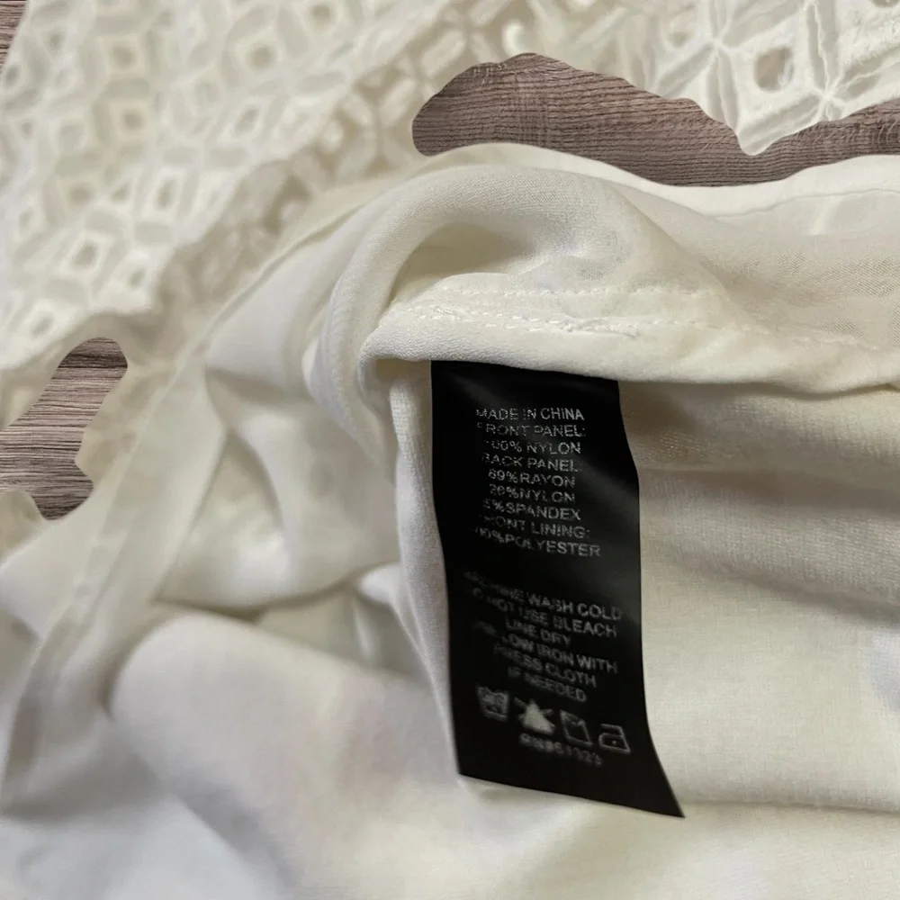 Vince Camuto Cream Sleeveless Tank Top‎ with Feminine Lace Detail Zip Back Sz. 2